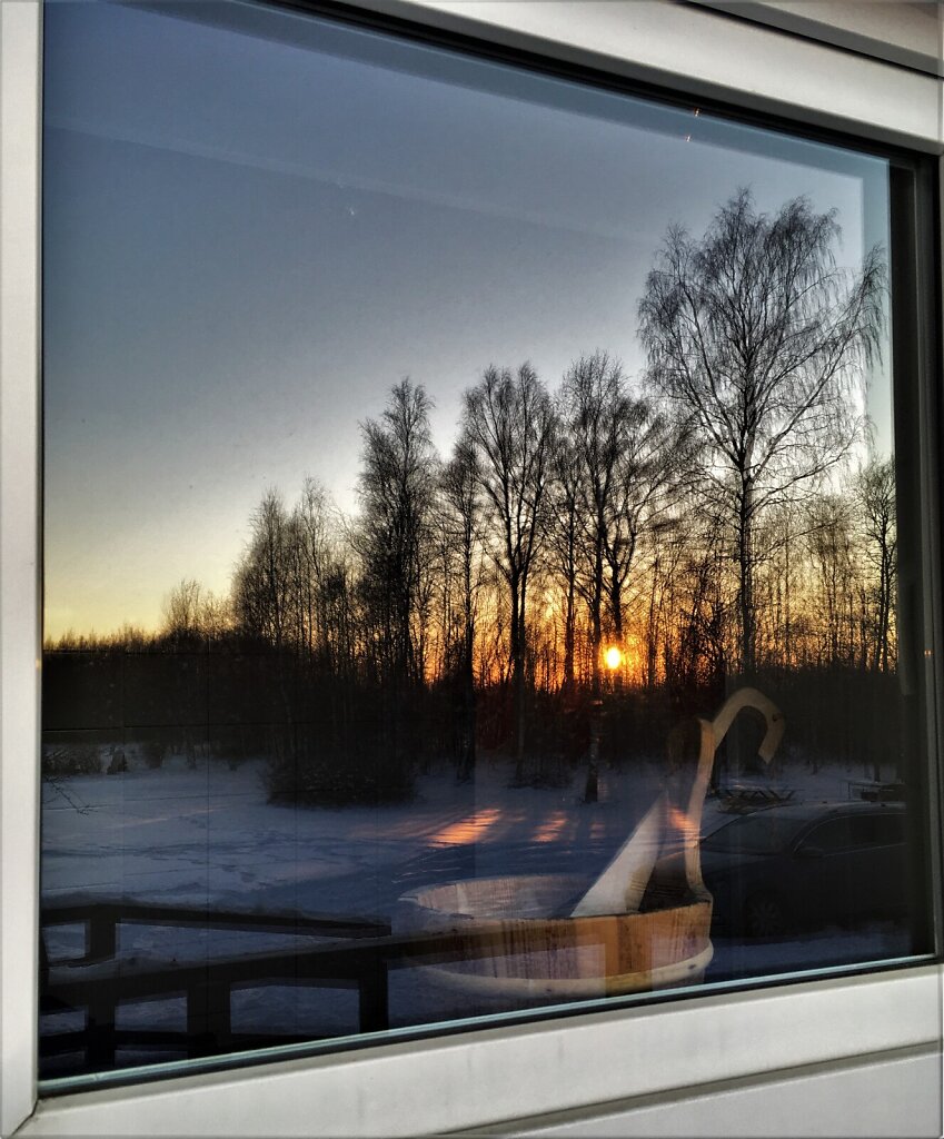 Päikesetõus sauna akna peegeldusest